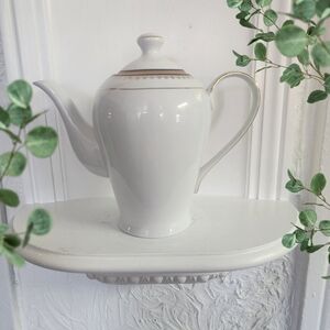 Pretty teapot, French porcelain Royal Vienna excellent condition.
